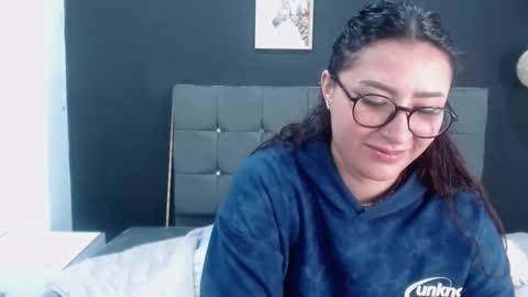 Snapshot of nicolee_8 chatting on September 27, 11:26 am nicolee_8 online show from September 27, 11:26 am