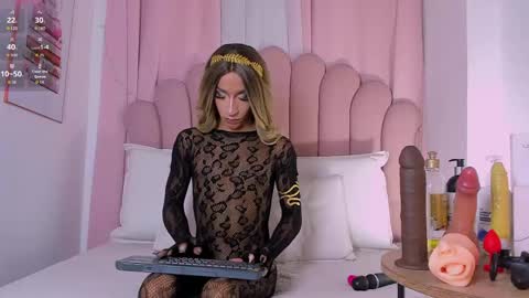 nicolemadrird online show from April 15, 11:50 am