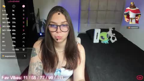 Nicol independent model online show from March 12, 3:18 pm