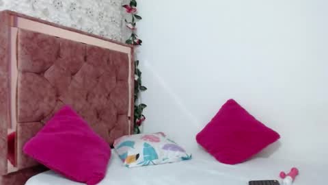 Snapshot of nicolle_gomes chatting on September 12, 10:43 pm nicolle gomes online show from September 12, 10:43 pm