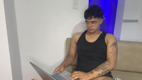 nicvelez22 online show from April 11, 7:45 am