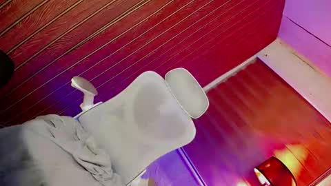 night_crystal1111 online show from April 9, 6:19 am