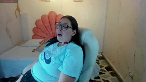 Snapshot of niickyjones chatting on April 23, 4:57 am Anni online show from April 23, 4:57 am