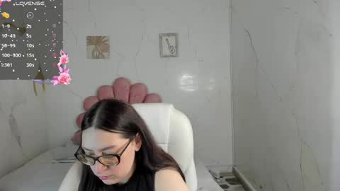 Snapshot of niickyjones chatting on May 2, 2:05 am Anni online show from May 2, 2:05 am