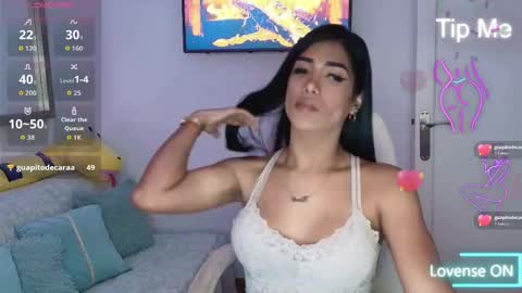 Snapshot of niickylovee chatting on May 6, 9:20 pm Nicolle Bustamante online show from May 6, 9:20 pm