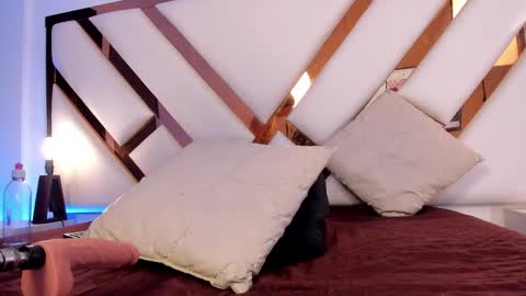 Nicolle  online show from April 18, 7:58 pm