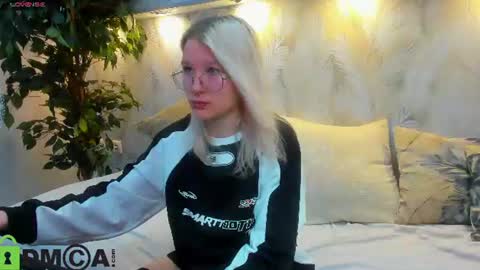 Snapshot of nika_sm chatting on August 6, 9:22 am Nika Sm online show from August 6, 9:22 am