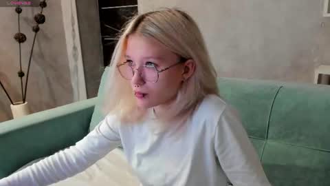 Snapshot of nika_sm chatting on August 7, 9:22 am Nika Sm online show from August 7, 9:22 am