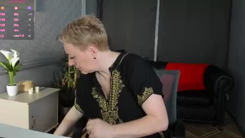Snapshot of nika_smit chatting on June 21, 5:10 am Nika online show from June 21, 5:10 am