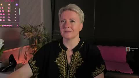 Snapshot of nika_smit chatting on June 28, 5:13 am Nika online show from June 28, 5:13 am