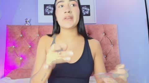 Snapshot of nikibrice chatting on June 1, 2:02 am online show from June 1, 2:02 am