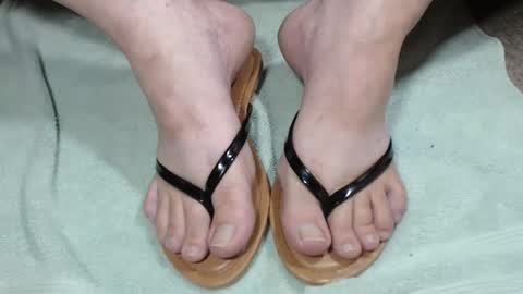 Snapshot of nikisissyfeet chatting on May 17, 1:25 am nikisissyfeet online show from May 17, 1:25 am