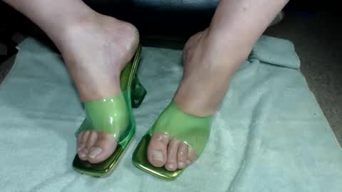 Snapshot of nikisissyfeet chatting on June 6, 3:33 am nikisissyfeet online show from June 6, 3:33 am