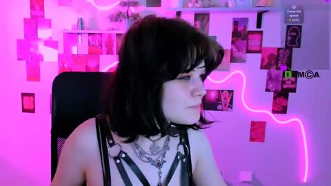 nikki_kiss_ online show from April 25, 1:41 pm