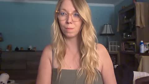 Snapshot of nikkib653466 chatting on May 8, 10:37 pm nikkib653466 online show from May 8, 10:37 pm