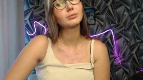 nikkikiss___ online show from June 10, 1:50 am