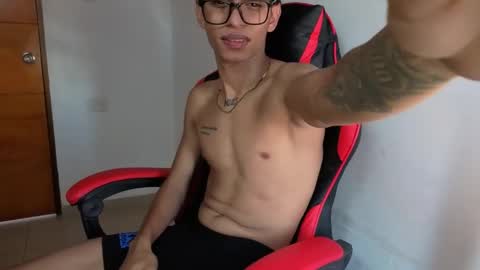 niklaus_wolf online show from April 3, 5:44 pm