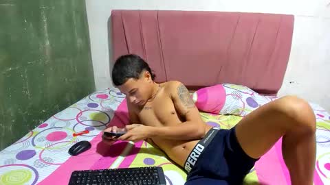 Snapshot of nikol_couple chatting on May 1, 4:28 am nikol_couple online show from May 1, 4:28 am