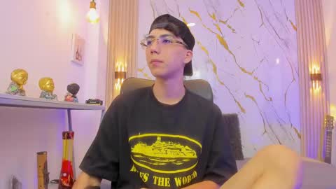 Snapshot of nikolay_gregori chatting on April 24, 4:04 am online show from April 24, 4:04 am
