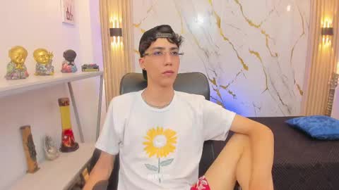 Snapshot of nikolay_gregori chatting on May 29, 4:32 am online show from May 29, 4:32 am