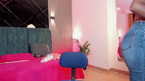 Snapshot of niky_nicole chatting on May 18, 12:11 pm Niky online show from May 18, 12:11 pm