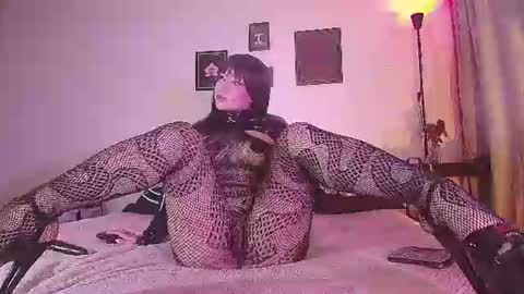 Snapshot of nina__evans_ chatting on July 7, 8:13 pm Alisson online show from July 7, 8:13 pm