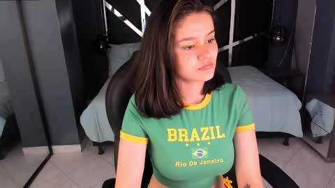 Snapshot of nini_solei chatting on April 16, 9:39 pm nini_solei online show from April 16, 9:39 pm