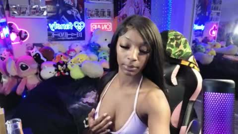 Snapshot of niviawolfe chatting on December 22, 2:30 am NIVIA WOLFE online show from December 22, 2:30 am