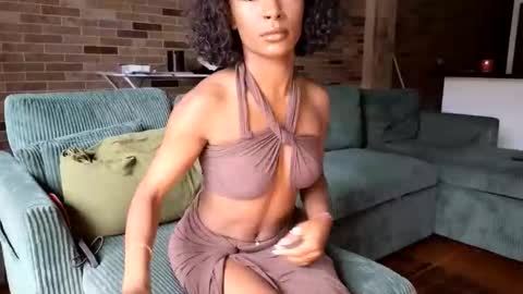 Snapshot of niviawolfe chatting on May 7, 2:06 am NIVIA WOLFE online show from May 7, 2:06 am