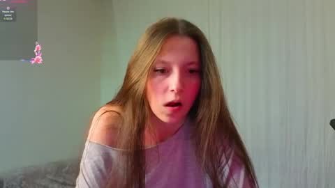 Snapshot of nivorelle chatting on June 2, 9:28 pm Polly 3 online show from June 2, 9:28 pm