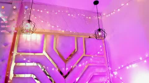  V I C T O R I A   online show from April 20, 7:04 pm