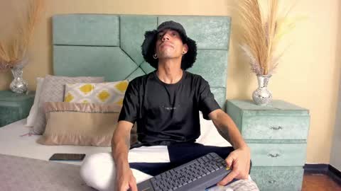 Snapshot of noaahtylor chatting on May 16, 4:42 am Noah online show from May 16, 4:42 am