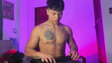 Snapshot of noah_223 chatting on February 13, 3:02 am noah_223 online show from February 13, 3:02 am