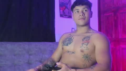 Snapshot of noah_223 chatting on February 24, 4:43 am noah_223 online show from February 24, 4:43 am