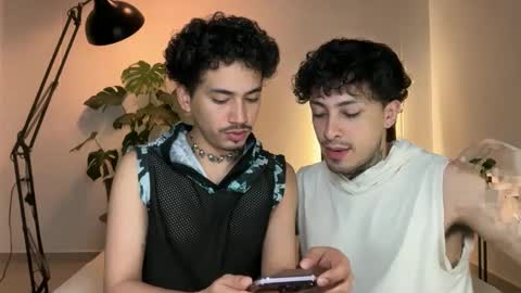 noah_and_steven online show from May 18, 2:07 am