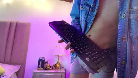 Snapshot of noah_clark_nom chatting on October 11, 5:39 am Noah online show from October 11, 5:39 am