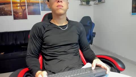 Snapshot of noah_flynn1 chatting on February 18, 9:27 am noah_flynn1 online show from February 18, 9:27 am