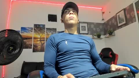 Snapshot of noah_flynn1 chatting on March 1, 11:01 am noah_flynn1 online show from March 1, 11:01 am