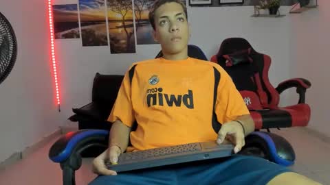 noah_flynn1 online show from March 23, 10:41 am