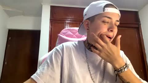 Snapshot of noah_martini chatting on January 25, 2:37 am noah hehim online show from January 25, 2:37 am