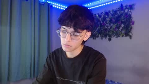 Snapshot of noah_millerx_ chatting on April 12, 5:01 am noah online show from April 12, 5:01 am