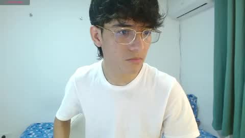 Snapshot of noah_millerx_ chatting on May 1, 4:06 am noah online show from May 1, 4:06 am