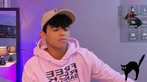 noah_smith04 online show from October 27, 3:16 pm