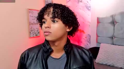 noah_smith04 online show from January 15, 2:10 pm