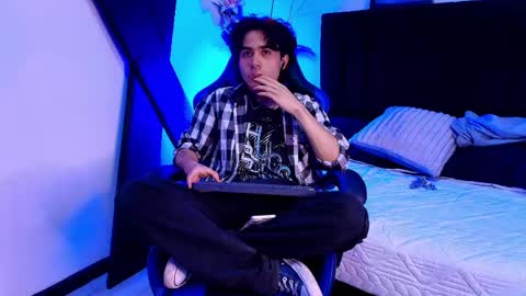 noah_starks online show from May 3, 4:07 am