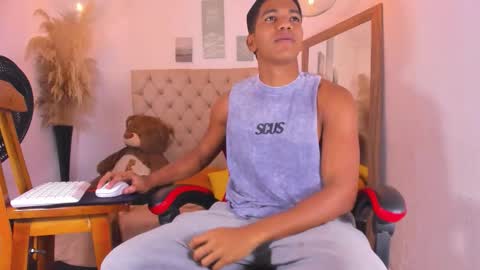 N O AH - S T H O  N E online show from February 12, 5:24 am