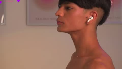 Snapshot of noahh_th03 chatting on March 9, 6:11 pm Noah online show from March 9, 6:11 pm