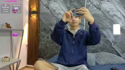 Snapshot of noahwalker__ chatting on June 10, 10:58 am online show from June 10, 10:58 am