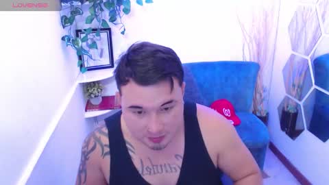 Snapshot of noat_moore chatting on November 13, 2:38 pm Noat online show from November 13, 2:38 pm