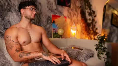 Snapshot of noha_miler chatting on May 16, 7:34 pm kevin online show from May 16, 7:34 pm